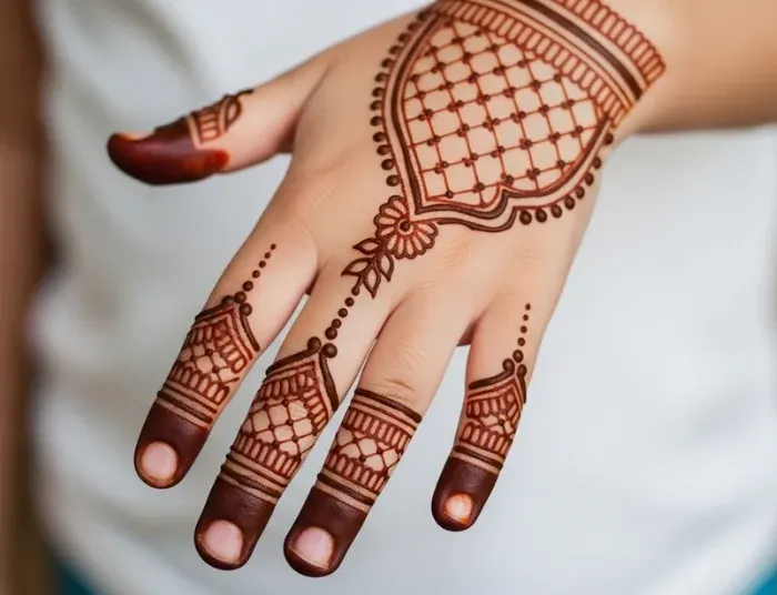 Pretty Jaali Detailing on the Fingers Pretty Jaali Detailing on the Fingers